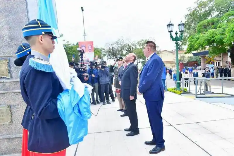 Día de la Bandera: el gobernador 
encabezó el acto en el Mástil Municipal
