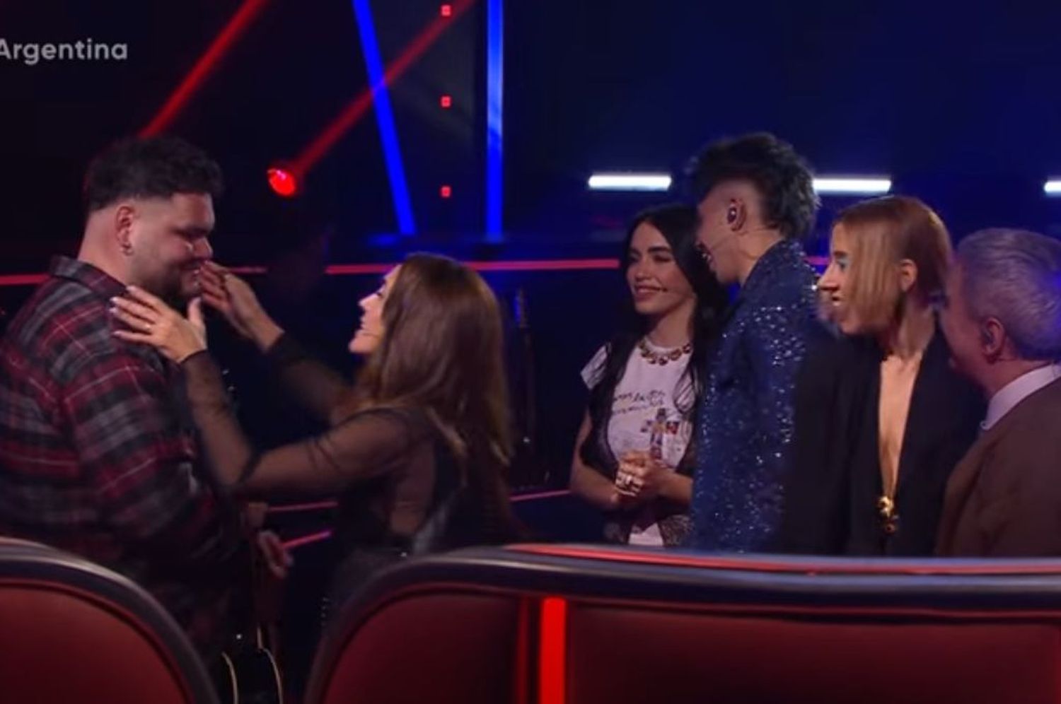 La Voz Argentina: un participante tropezó, cayó y generó divertido blooper