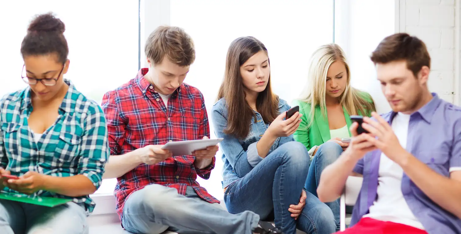 Afirman que la "Generación Smartphone" es sumisa, asexuada y no cree en Dios