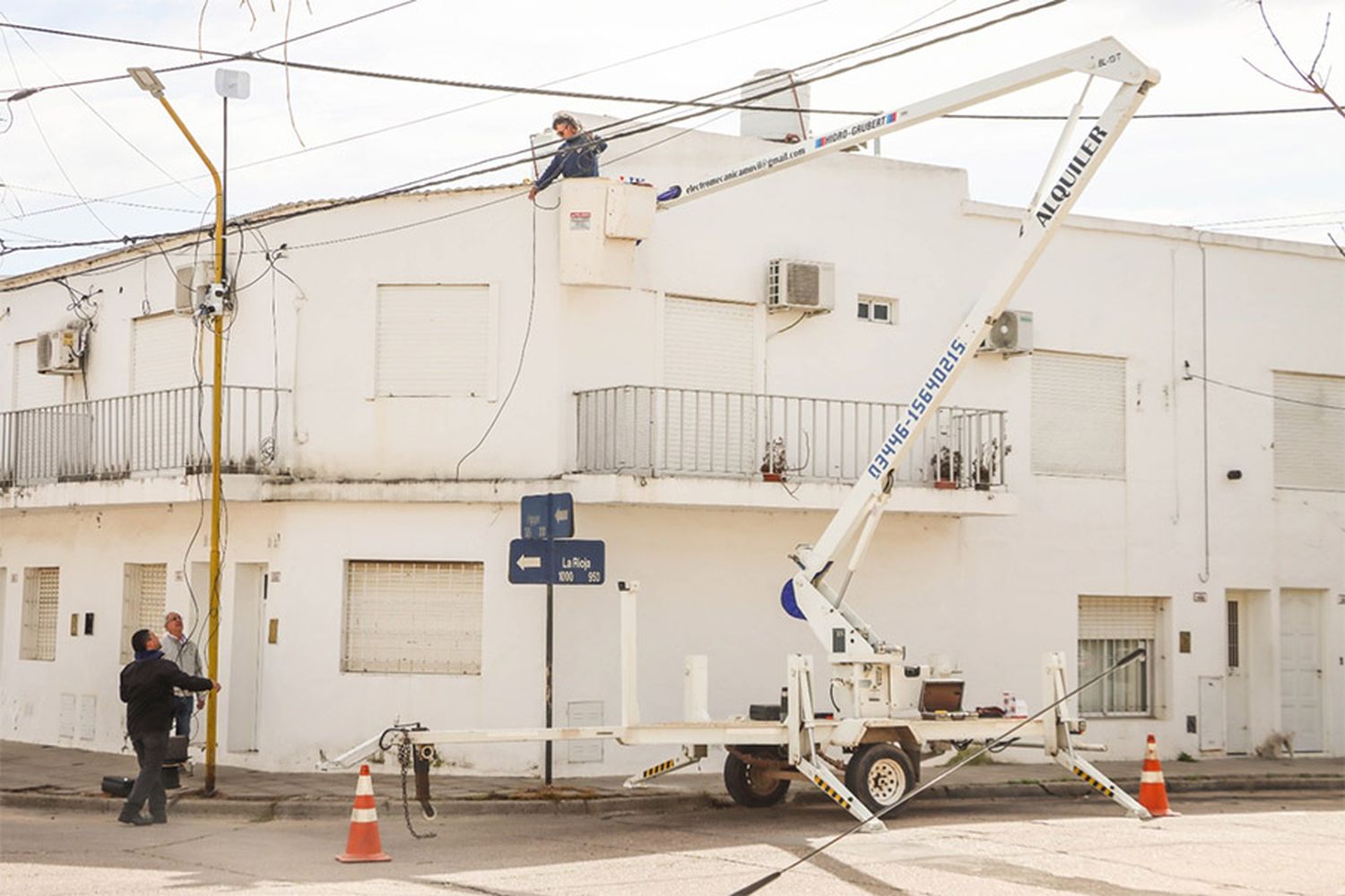 Las nuevas cámaras que se suman al Centro de Videovigilancia están ubicadas la intersección de las calles Irigoyen y La Rioja.