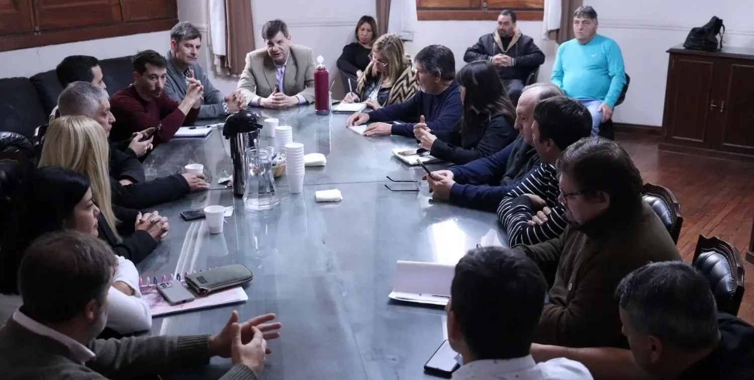 Representantes de intendentes y presidentes comunales y miembros de Festram participaron de la reunión.