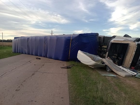 Ruta 191: volcó un camión y quedó atravesado en el camino