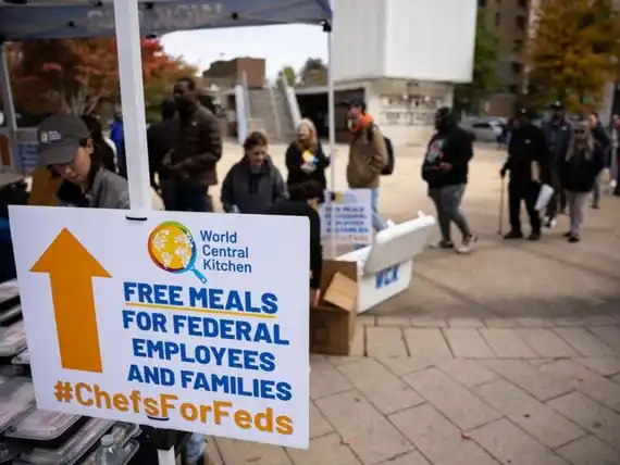 Más empleados federales recurren a la asistencia alimentaria en Estados Unidos