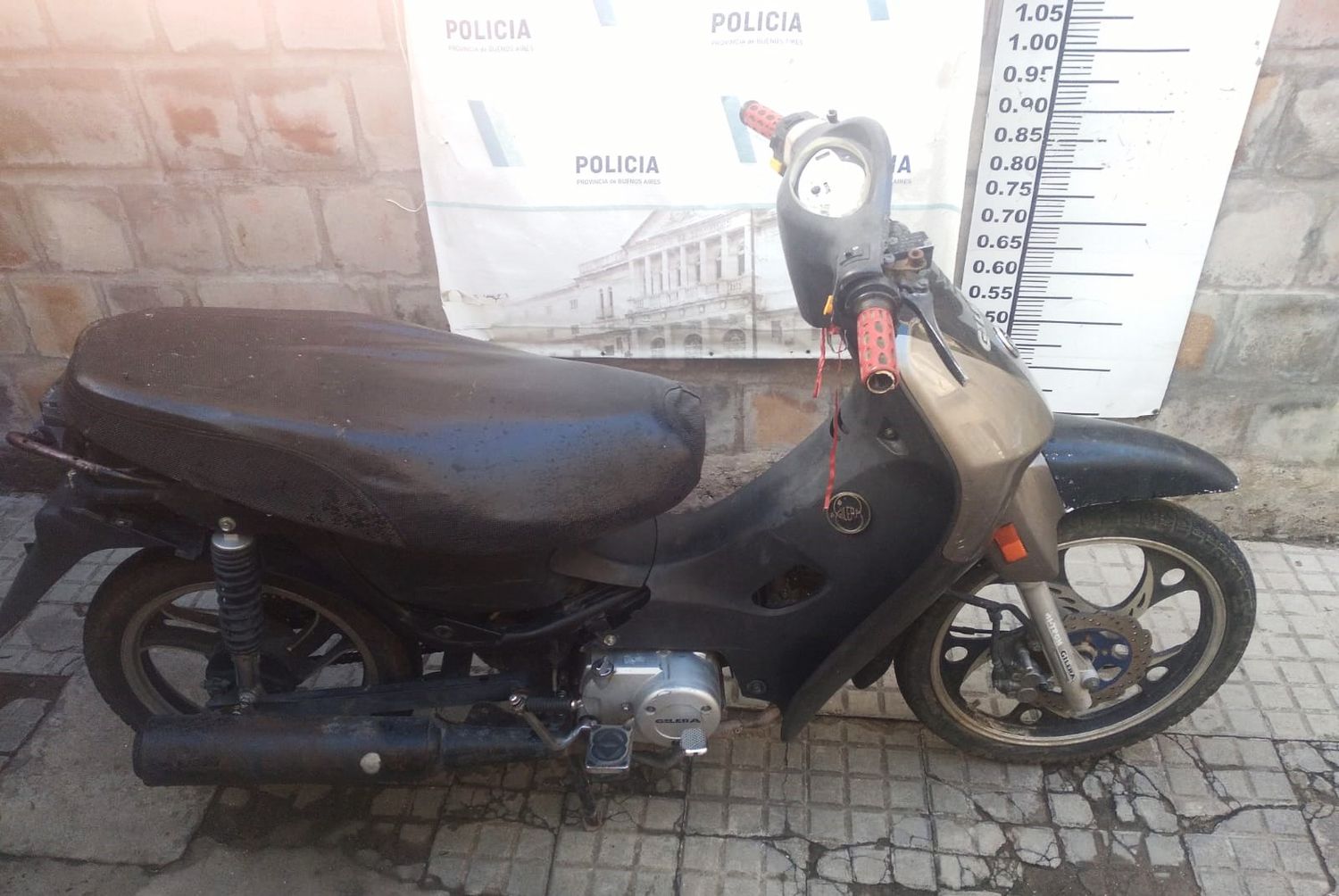 Vecinos alertaron a la policía sobre la moto abandonada.