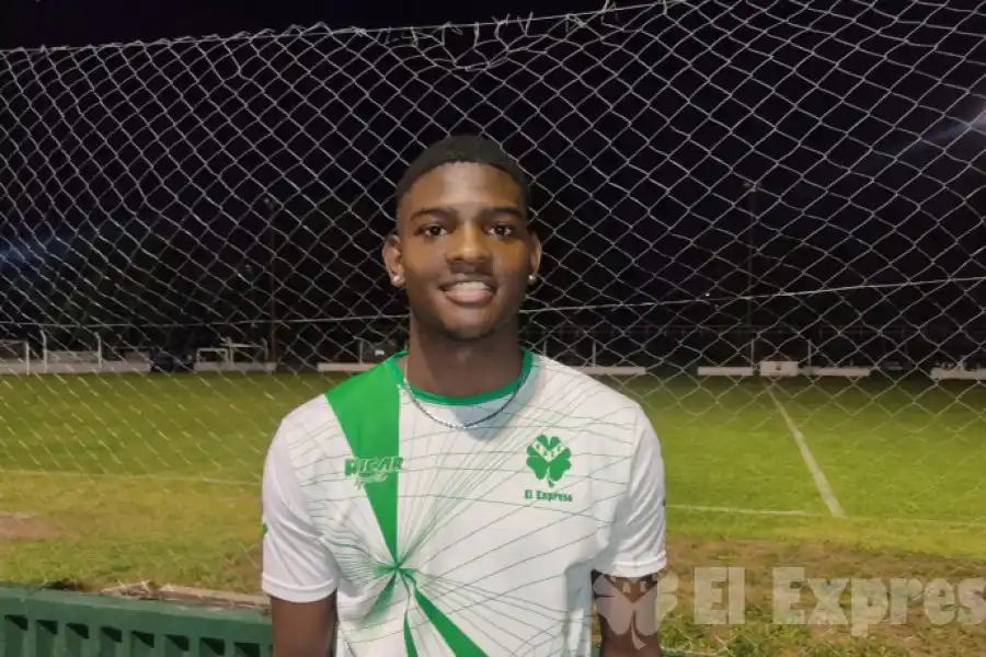 Salió llorando por insultos racistas en un partido de fútbol de la región: "Me decían negro sucio y cosas de mi país"