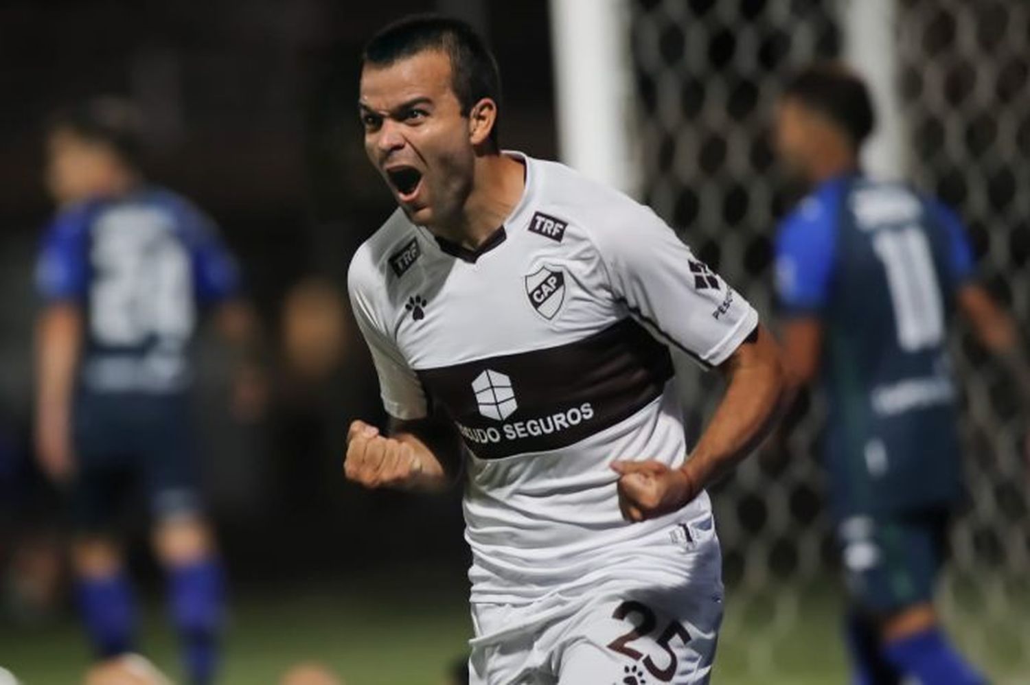 Curu, con la camiseta de Platense, club donde más brilló.