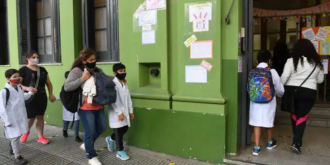 Más de 4 millones de alumnos vuelven a las aulas en la Provincia: Solo el 30% tendrá presencialidad plena