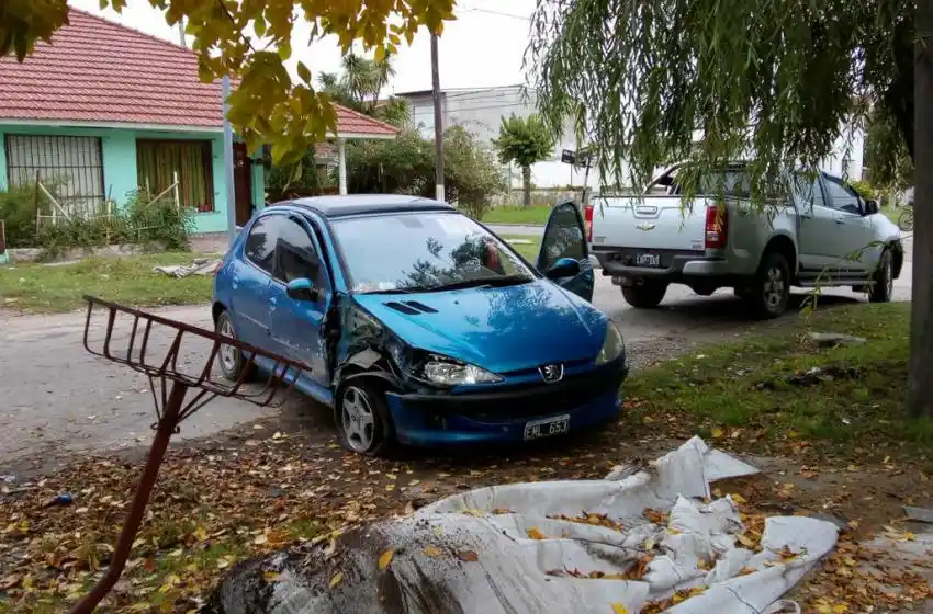 Conducía alcoholizado, chocó contra un árbol y terminó en la vereda