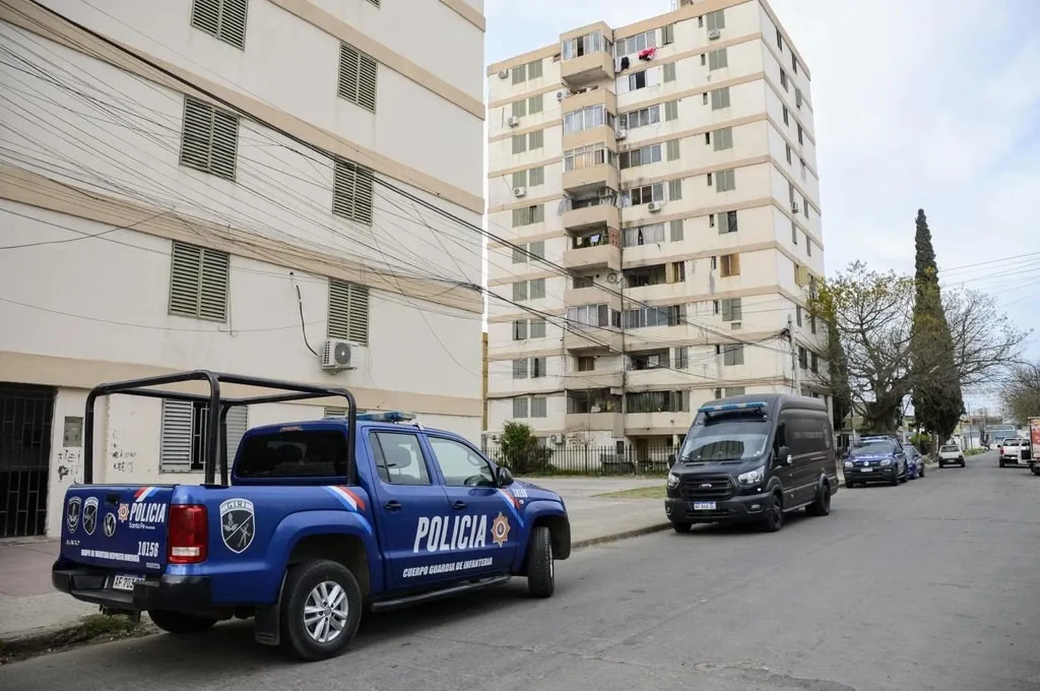 Personal de la Policía de Investigaciones (PDI) realizó entre la madrugada y la mañana de este martes 17 de septiembre más de 30 allanamientos en viviendas ubicadas en la zona sur de Rosario. Foto: Marcelo Manera.