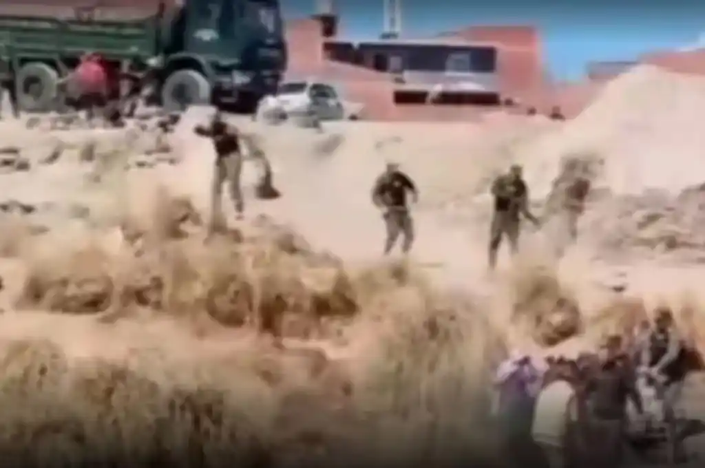 El enfrentamiento se intensificó cuando el grupo contrabandista lanzó piedras y escombros.