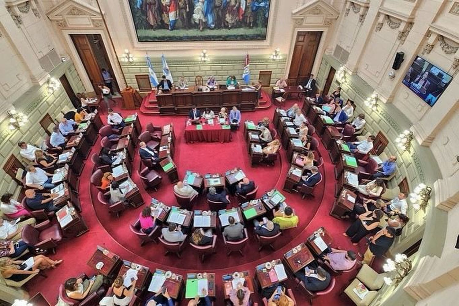 El proyecto dispone la integración del juicio por jurados para causas penales con 12 miembros titulares y 2 suplentes, que serán sorteados y recibirán una paga de medio jus diario.