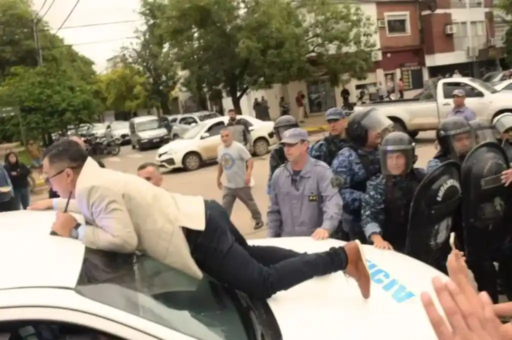 Concejal se arrojó sobre patrullero