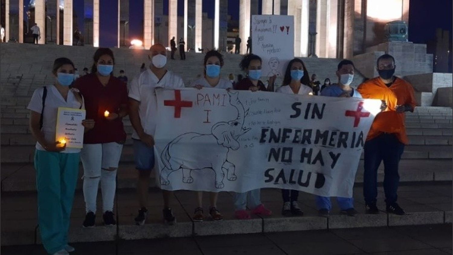 En Rosario enfermeros se movilizaron en homenaje a sus colegas fallecidos