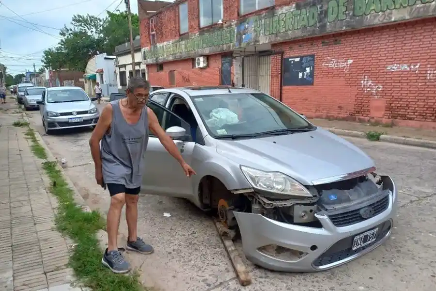 Pidió un auto prestado, lo rompió y lo dejó estacionado frente a un taller: a las horas, lo desguazaron