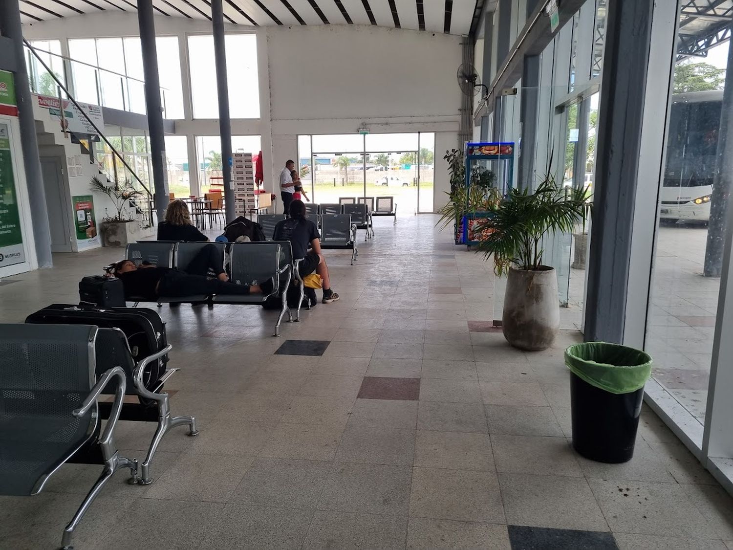 Nueva Terminal: reclamos por suciedad y cosas rotas