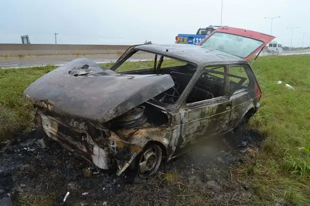 Despiste y fuego en ruta 14:  tres mayores y una menor fueron llevados al Hospital