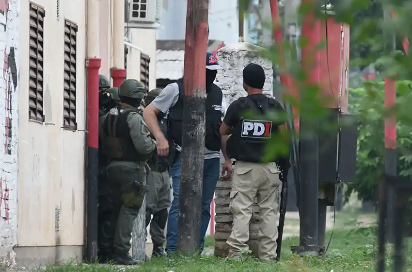 Dos menores fueron baleados en su casa, confundida con un búnker de drogas