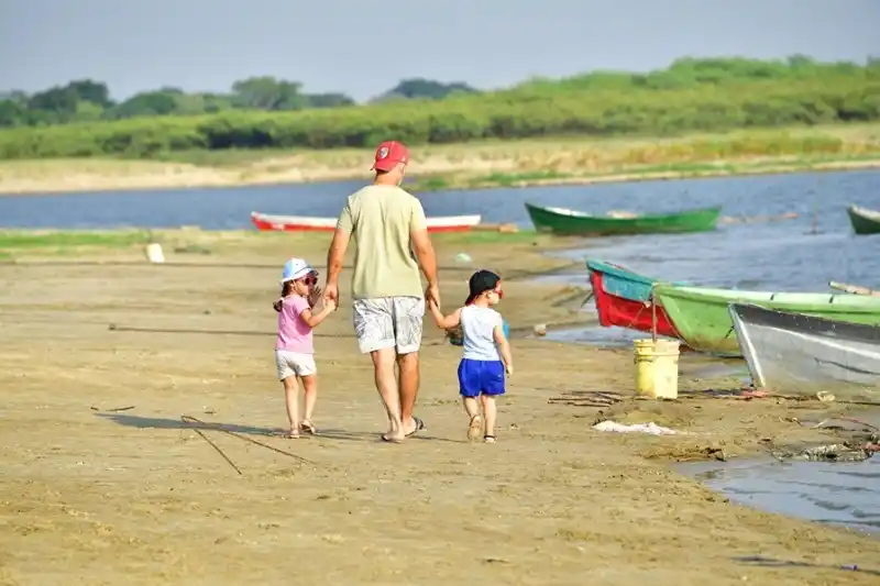Especialistas instan a cuidar la piel ante la intensidad de la radiación solar