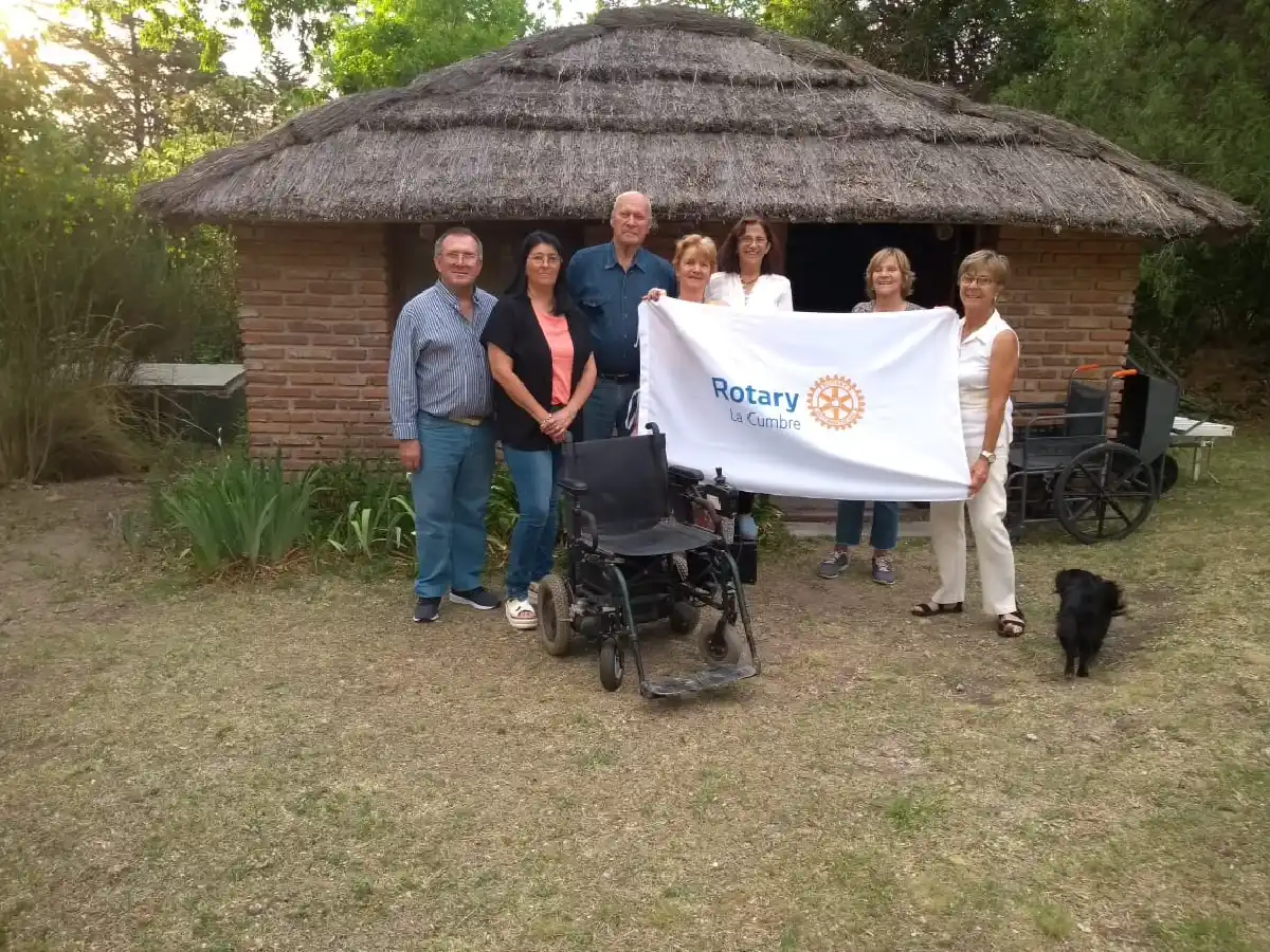 Solidaridad en dos ruedas: adaptaron una  silla eléctrica para una joven de La Cumbre