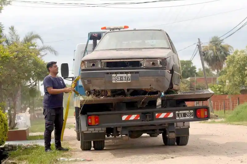 Retiran vehículos abandonados en la vía pública
