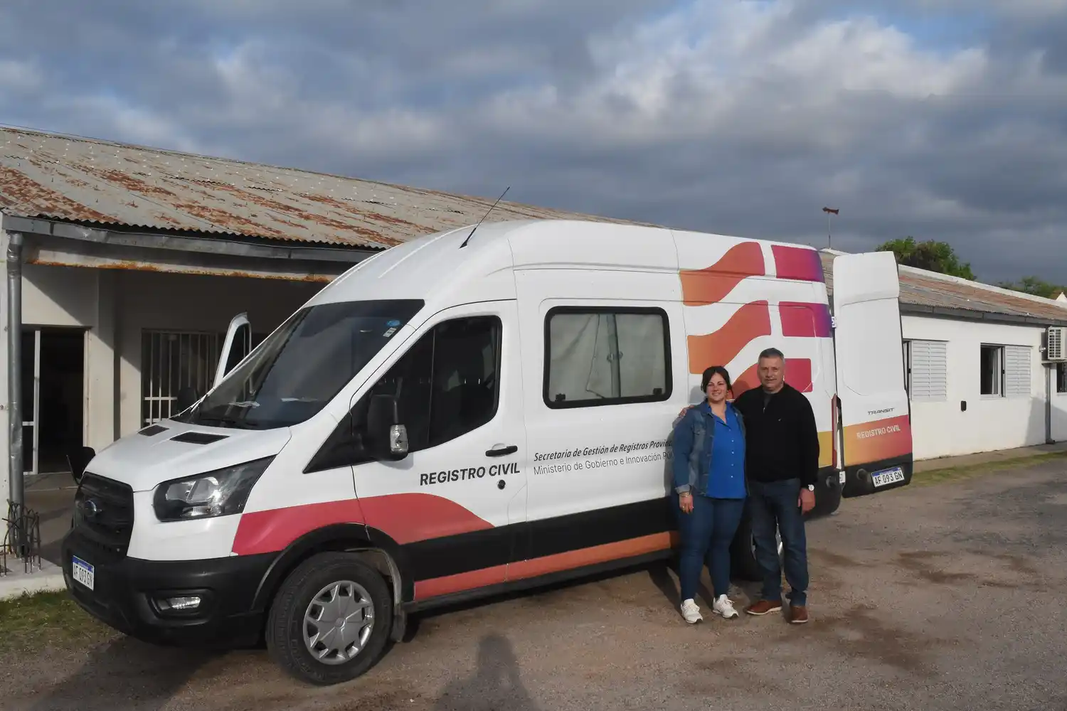 Balance positivo en Chovet. El presidente comunal Busquet junto a la funcionaria De Nenne