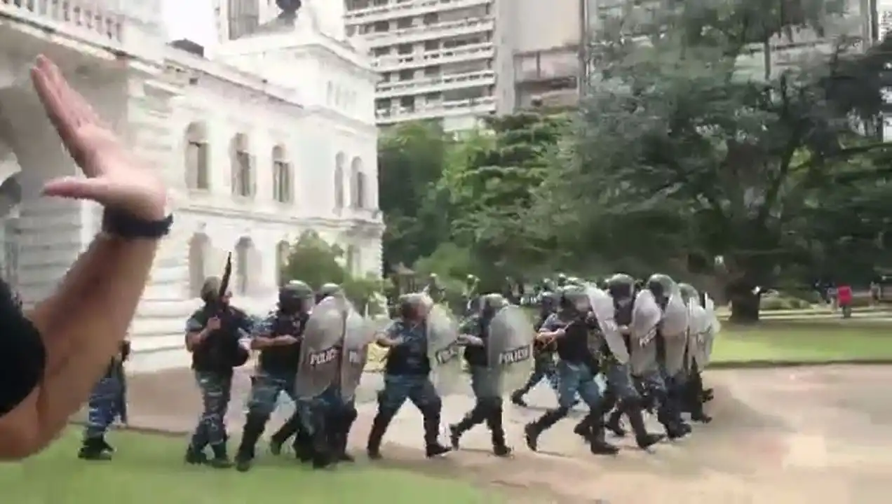 La Plata: reprimen frente a la Municipalidad una manifestación por despidos