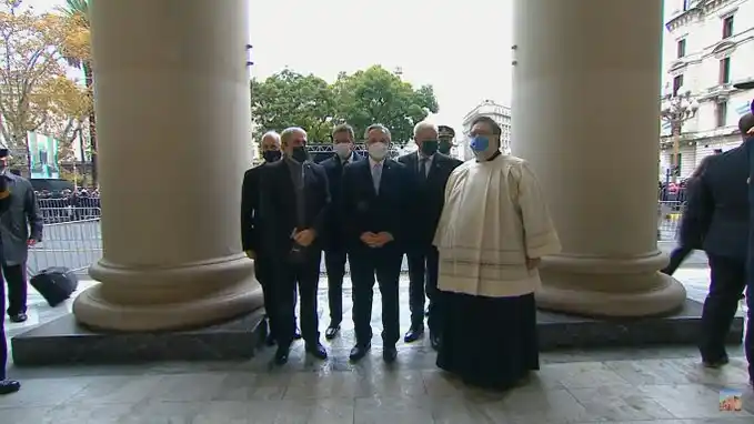 Alberto fue al Tedeum sin Fabiola, le mandó un mensaje a Cristina y la Iglesia reprochó "los enfrentamientos"