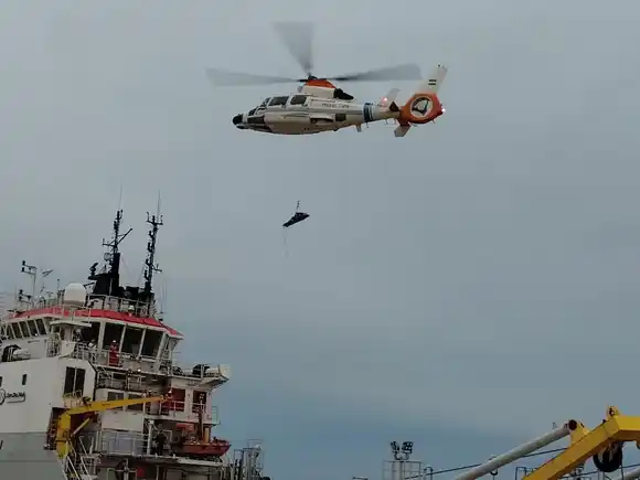 Un helicóptero y un avión de Mar del Plata asistieron a un tripulante que convulsionó y sufrió un paro