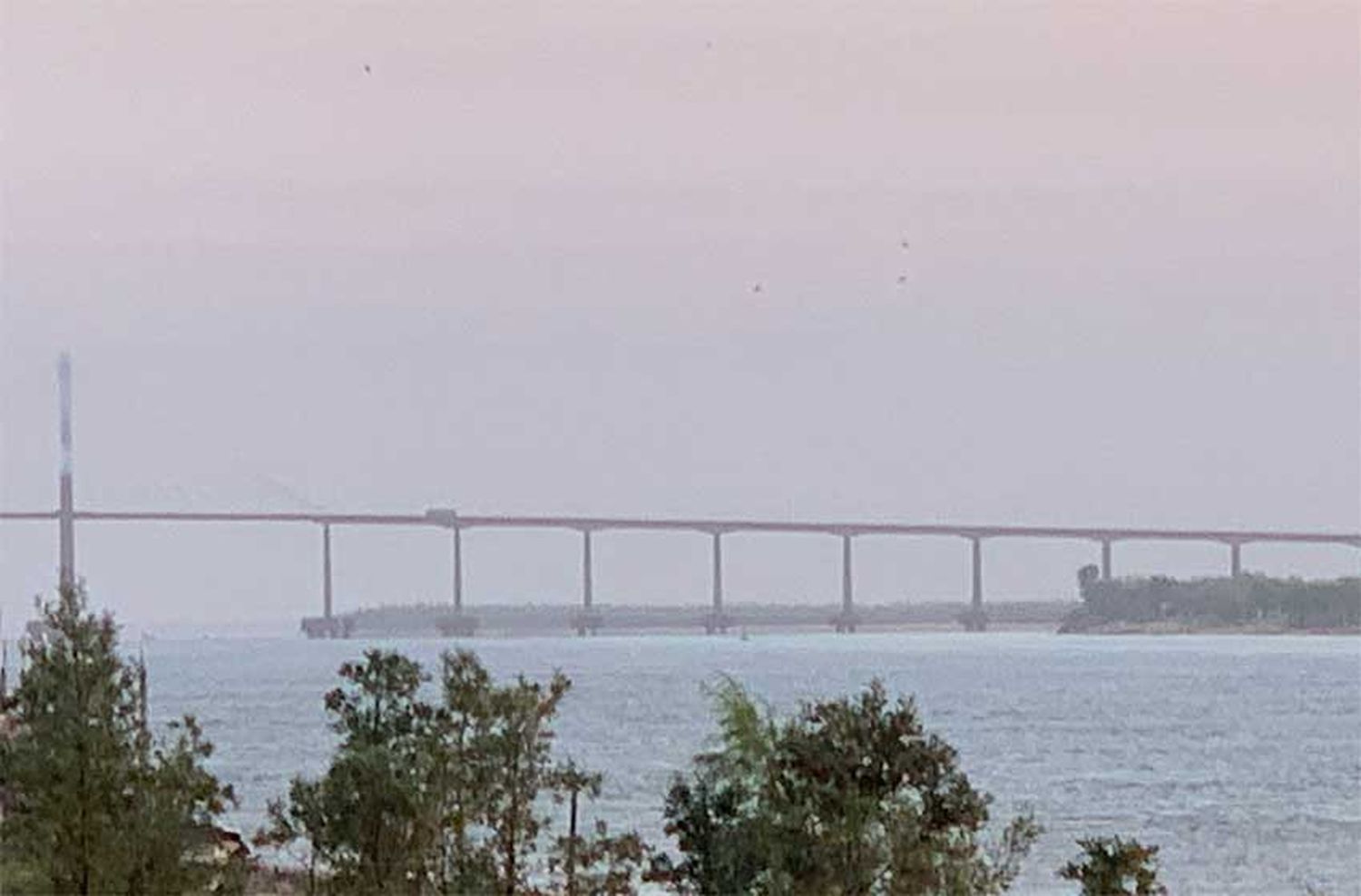 No se puede respirar: Rosario amaneció con una fuerte presencia de humo por los incendios en las islas