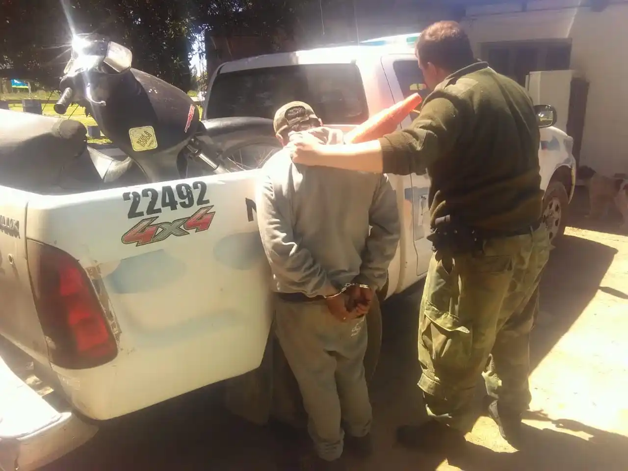 Huyó en moto y con un carrito de tiro