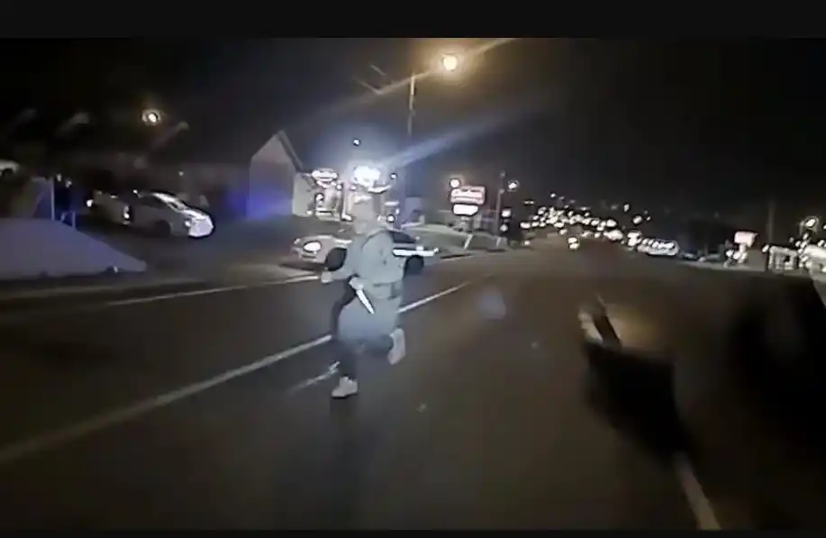 VIDEO: Policía mató a un hombre que corrió hacia él con dos cuchillos de carnicero