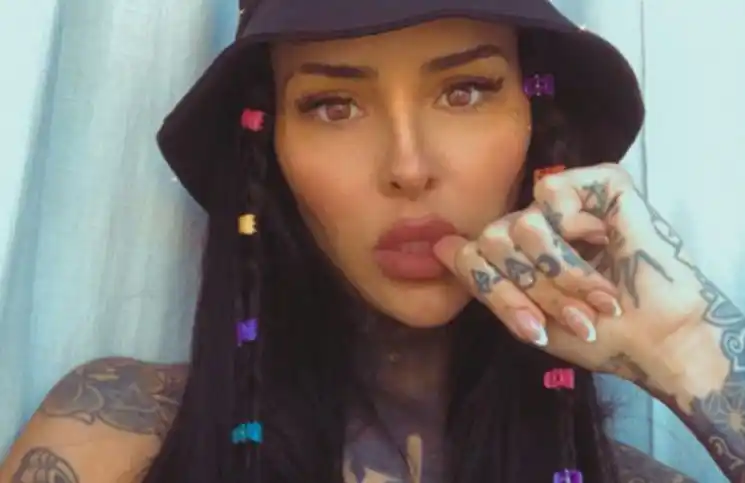 Cande Tinelli lució sus joyas en una foto íntima