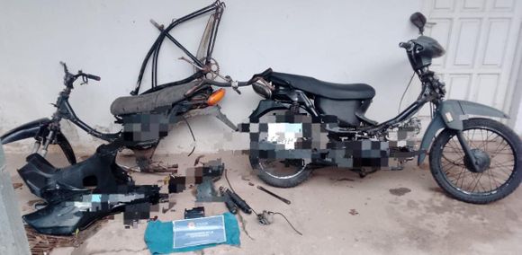 Hallaron partes de una bici y dos motos abandonadas en una casa deshabitada de la región