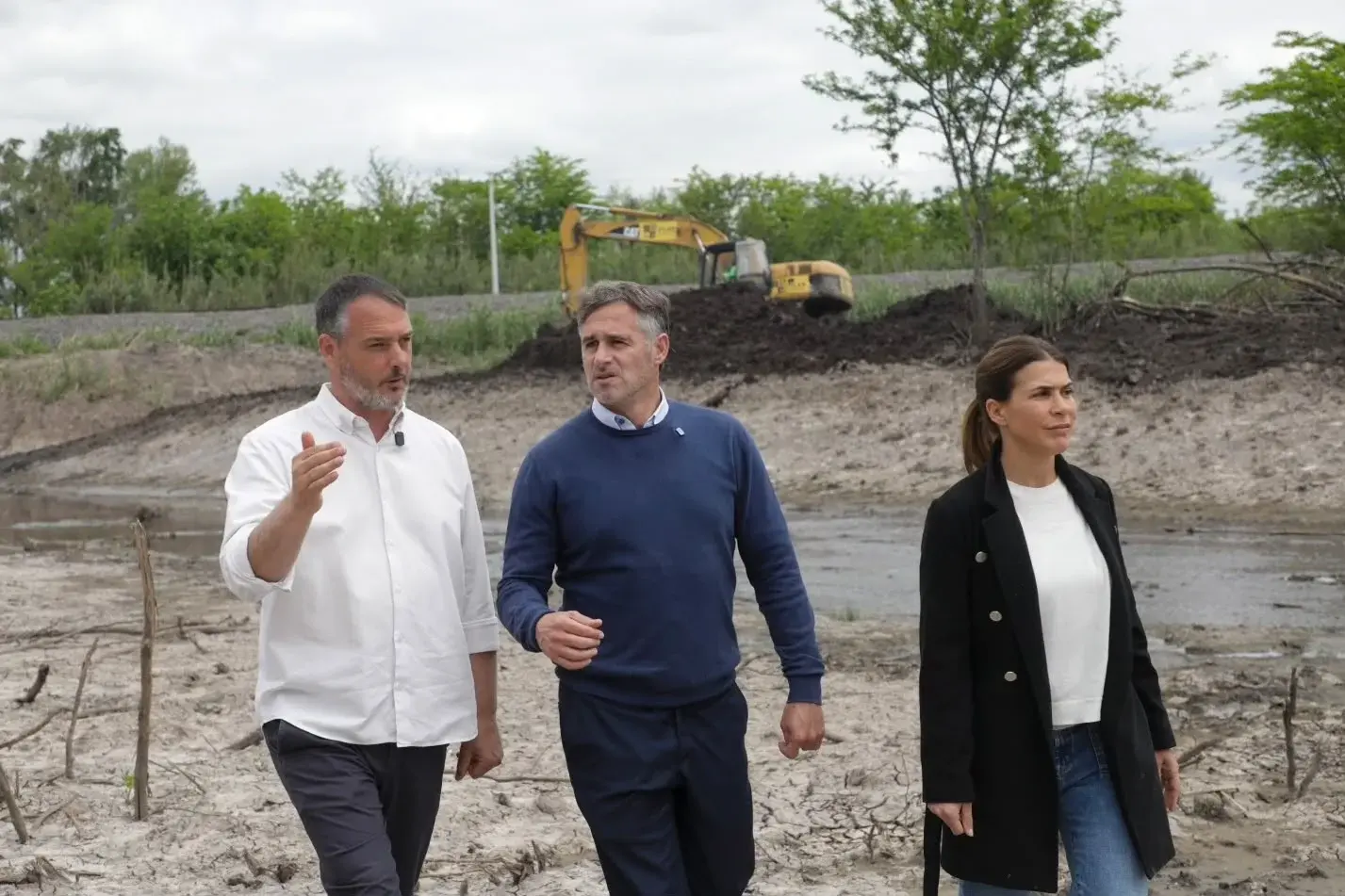 Achával junto a Laurent y Peralta recorrieron obras en Carabassa.