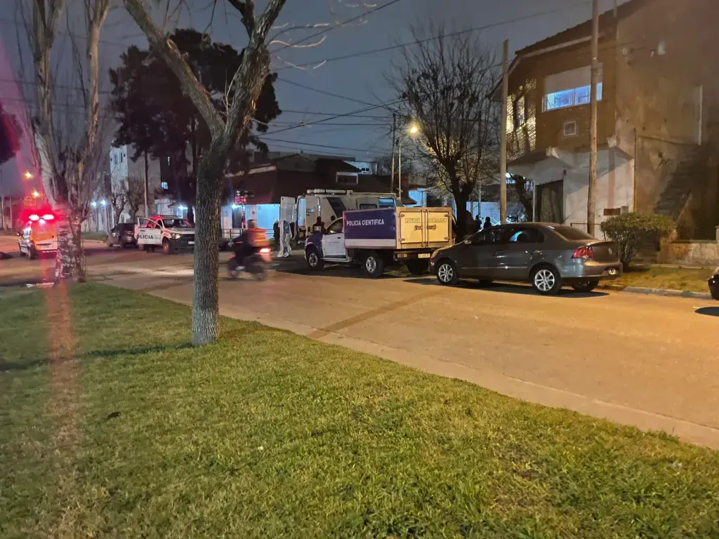 Iba en moto, se enganchó con un cable que estaba cruzado en la calle y murió
