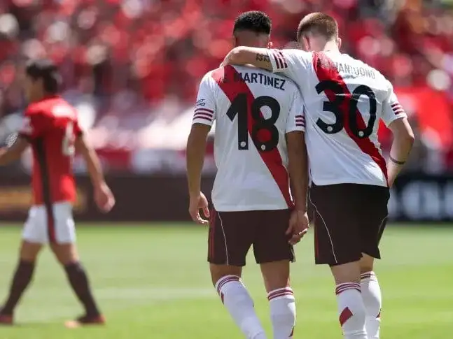 Pity Martínez junto a Mastantuono.