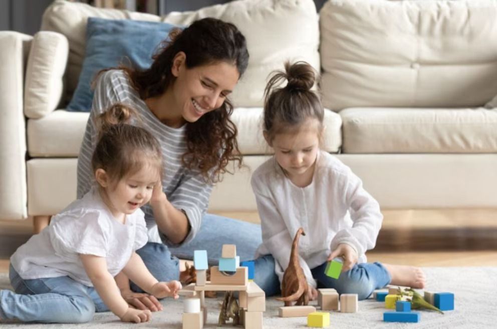 Las niñeras y cuidadores en Argentina mantendrán en octubre 2025 los mismos salarios mínimos que en septiembre, sin aumentos ni bonos adicionales (Especial)