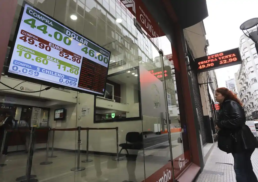 El dólar cerró en 46,904 pesos promedio y avanzó en la semana 9,13 por ciento