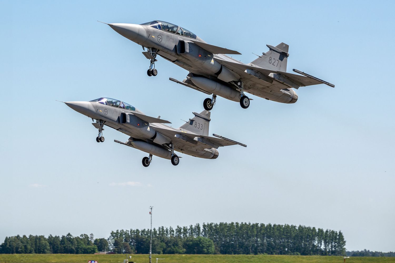 Pilotos de la Fuerza Aérea Brasileña Concluyen el Entrenamiento de Conversión Delta del Gripen F-39 en Suecia