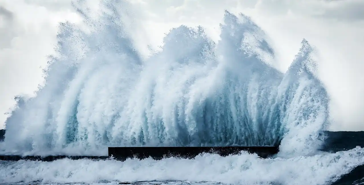 Antártida: una enorme ola golpeó a un crucero y mató a una persona