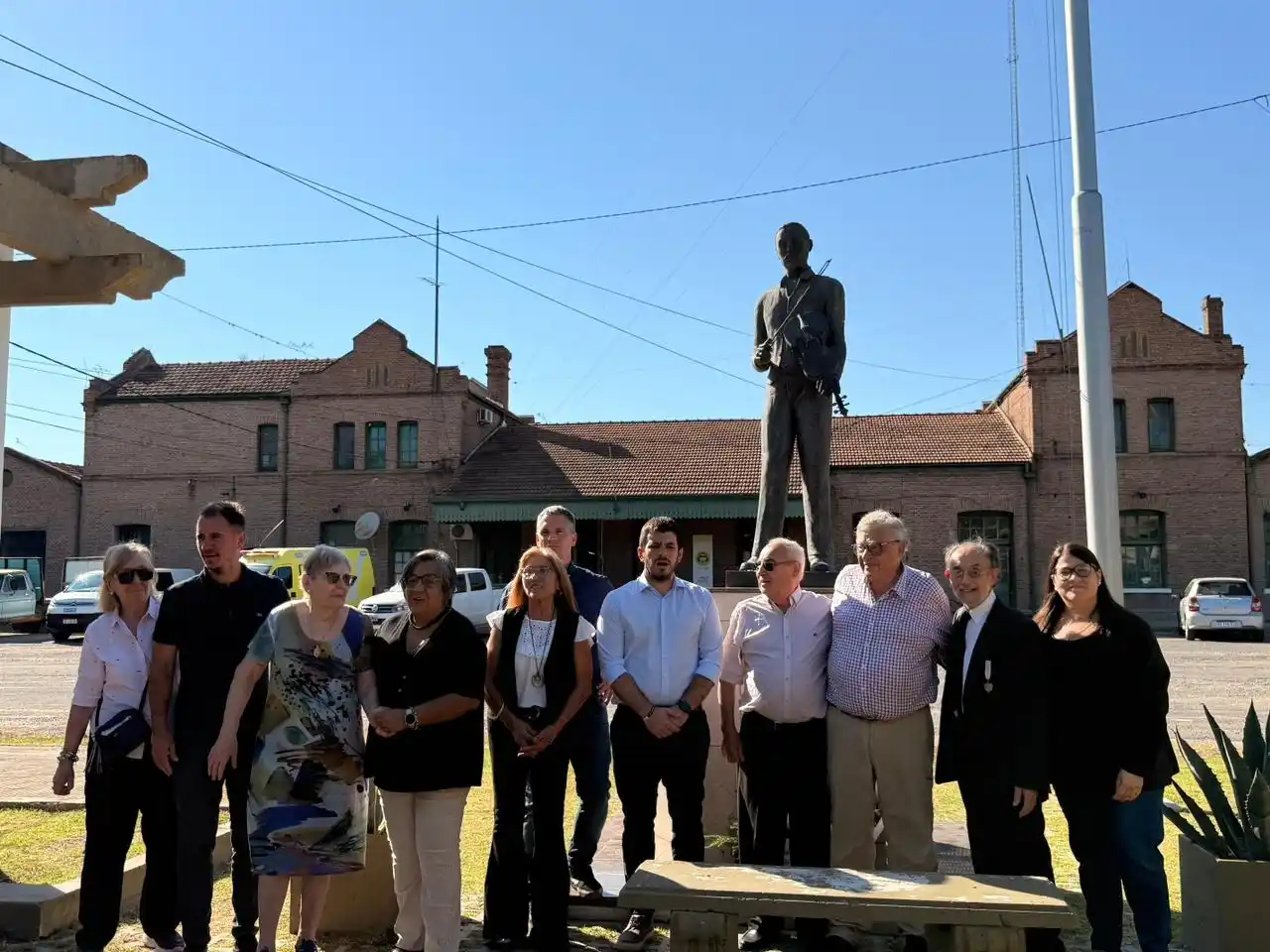 Autoridades, representantes de instituciones y vecinos participaron del acto en Sarmiento y Juan B. Justo donde está el monumento al maestro Cayetano Silva.
