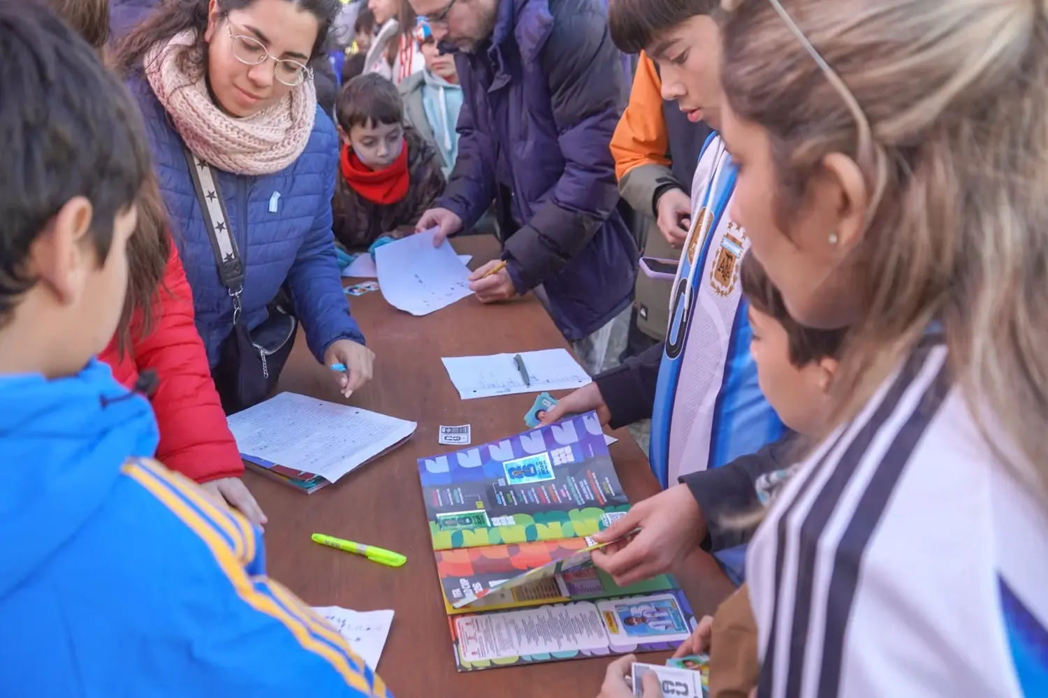 Intercambio de figuritas en la plaza
