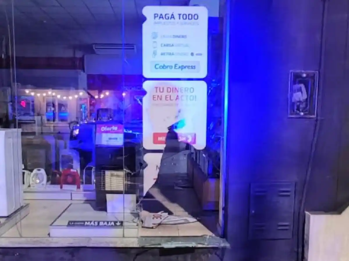 Rompieron la vidriera y robaron celulares en comercio céntrico