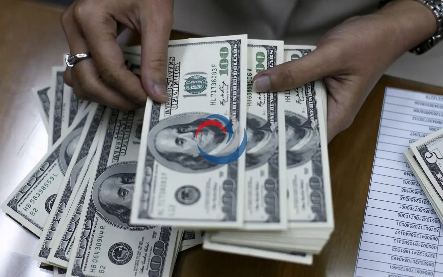 Los compradores de dólar oficial no podrán operar divisas financieras