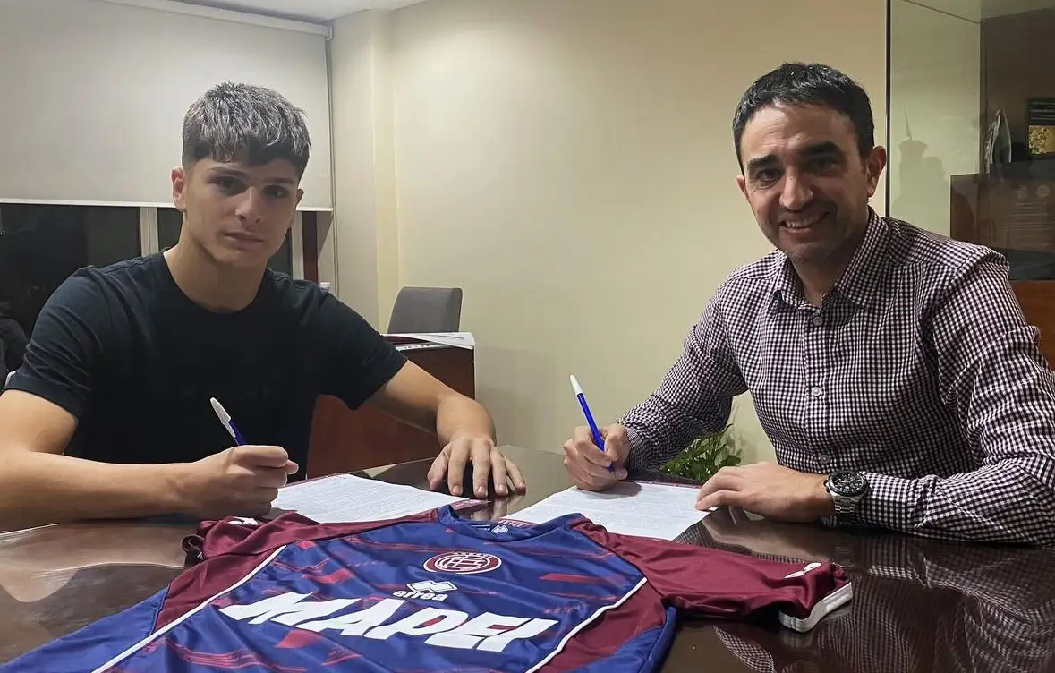 De Martis junto con el presidente de Lanús, Luis María Chebel (FOTO: Lanús)