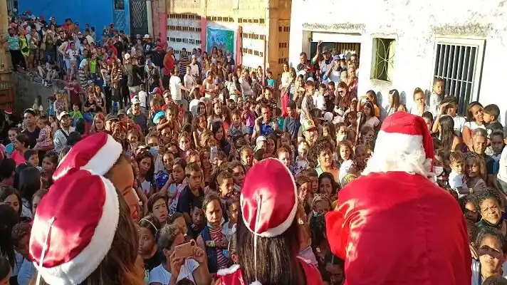 SANTA LLEGÓ a Petare para alegrar a cientos de niños en el municipio Sucre