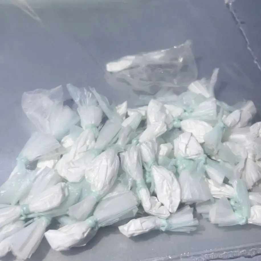 Secuestraron envoltorios de cocaína, una motocicleta y detienen a tres hombres