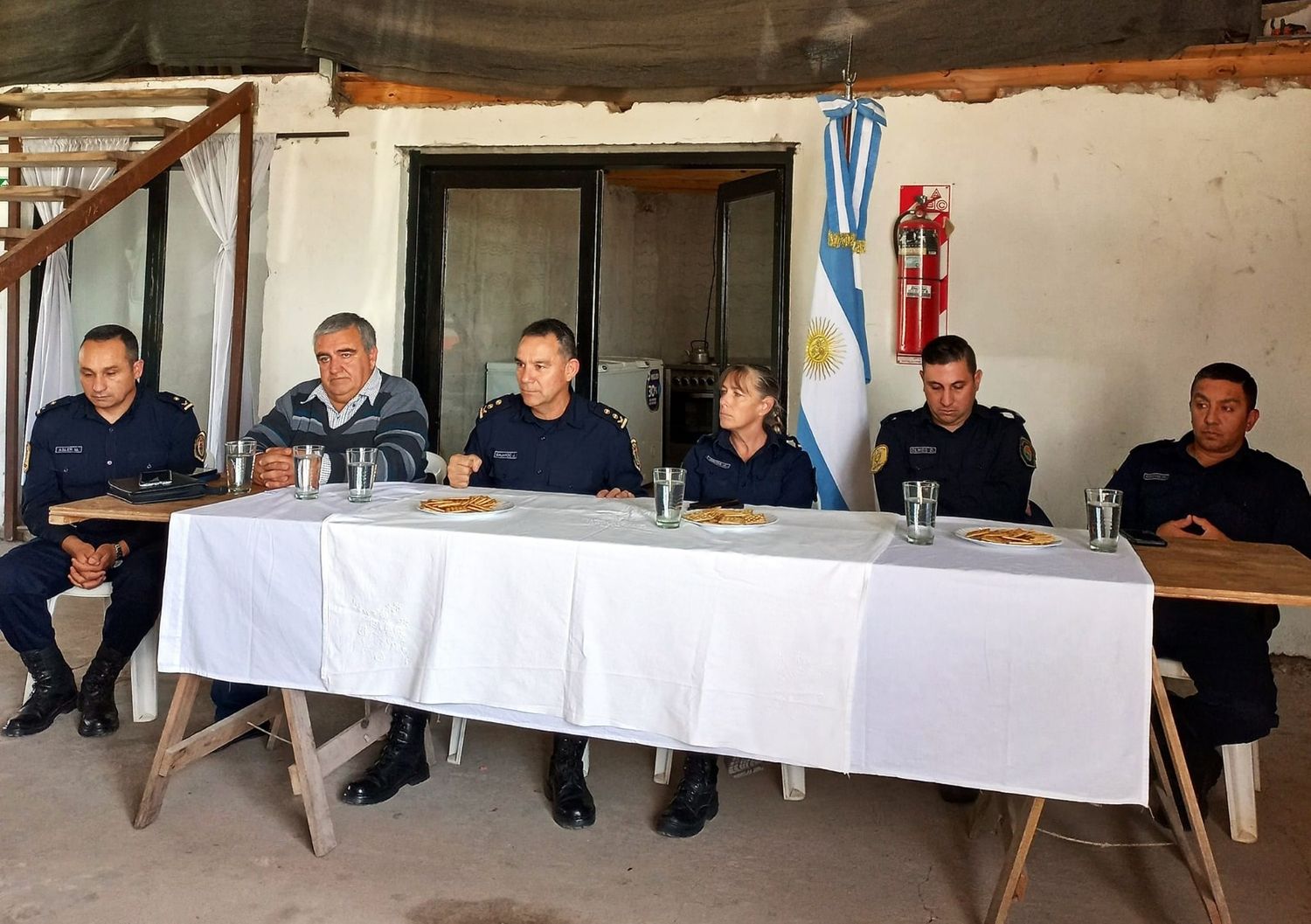 La autoridades comunales y policiales presidieron la reunión.
