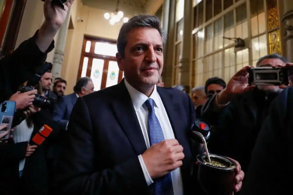 Rodeado de mucha expectativa, asume Sergio Massa como ministro de Economía