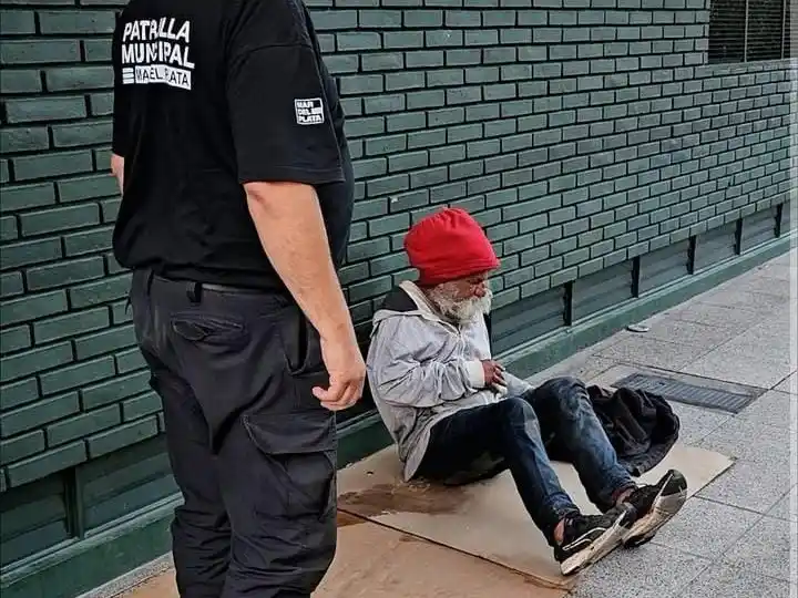 Montenegro ordenó sacar a un indigente que vivía frente a un restaurante